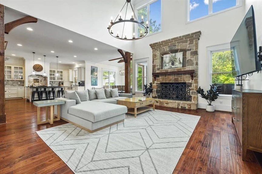 Historic home in Kissimmee with classic wallpaper.